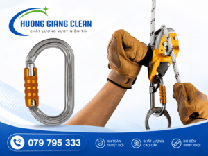 Kiểm tra carabiner, khóa kết nối và thiết bị hạ dây (descender)